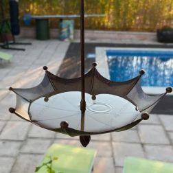 Esernyős fém madáritató és etető, 35 cm átmérő