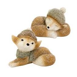 Fekvő rókafigura sapkában – műgyanta, 10,5 × 7,5 × 7,5 cm, több változatban