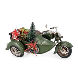 Chelsie olívazöld oldalkocsis motor dekoráció fenyővel – fém, műanyag, 28 × 16,5 × 18 cm